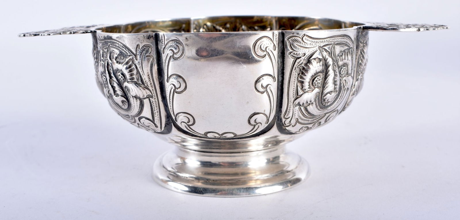 AN ANTIQUE CONTINENTAL TWIN HANDLED SILVER BOWL. 134 grams. 17.5 cm x 10.5 cm. (1 of 5)