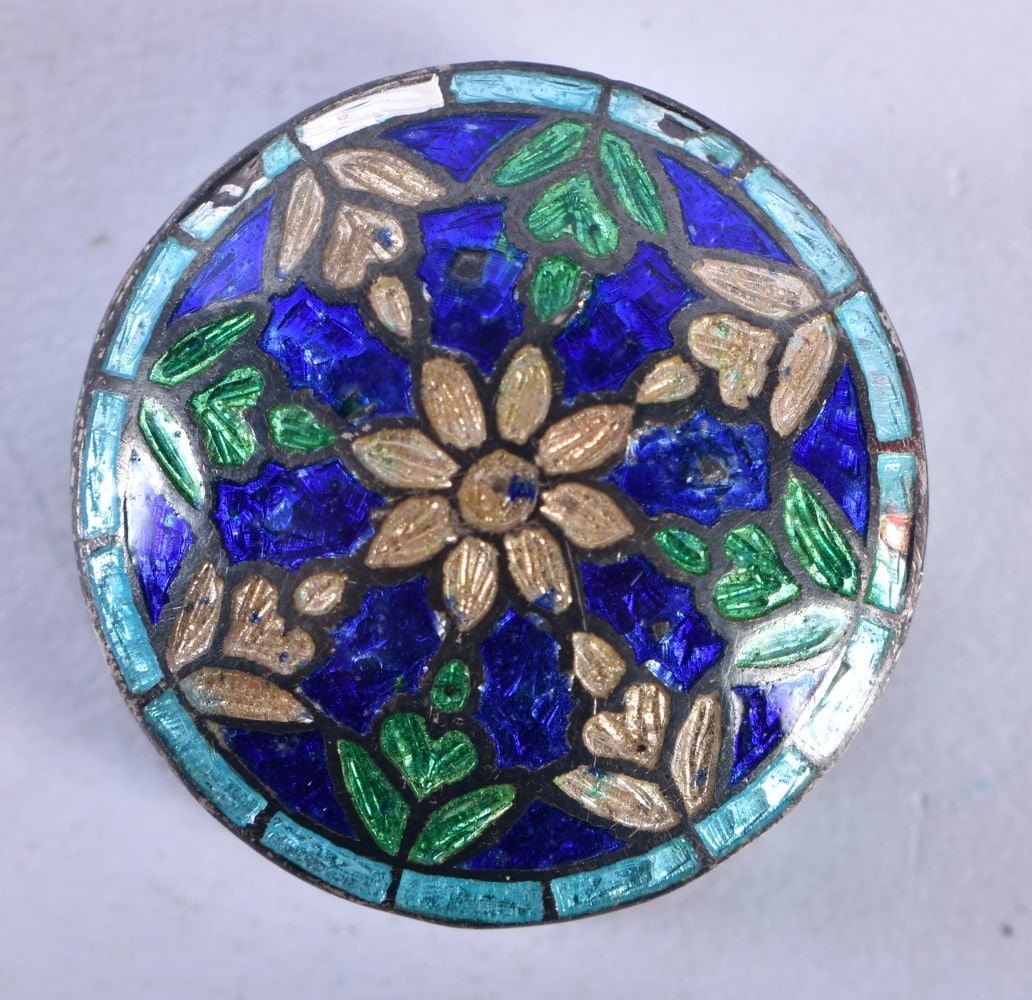A Silver and Enamel Pill Box. 2.6cm x 1.3cm, weight 11g: A Silver and Enamel Pill Box. 2.6cm x 1.3cm, weight 11g