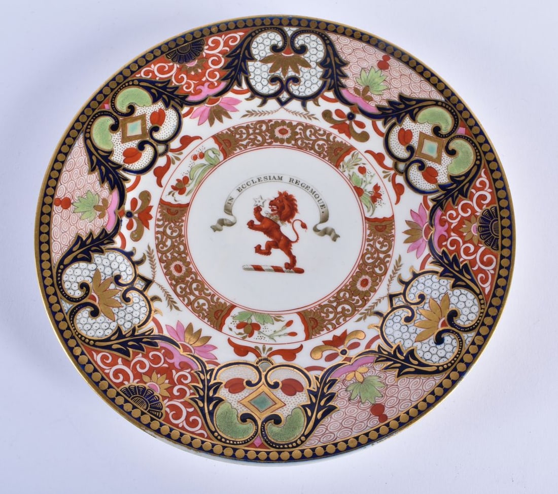 A LATE 18TH/19TH CENTURY FLIGHT BARR AND BARR WORCESTER ARMORIAL PLATE painted with a rearing coral (1 of 5)