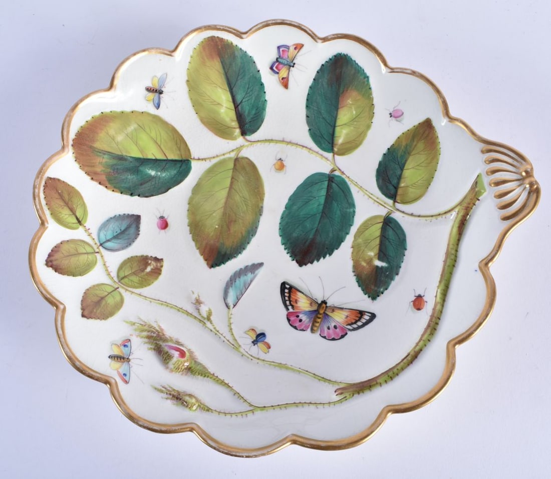 AN EARLY 19TH CENTURY CHAMBERLAINS WORCESTER BLIND EARL LEAF SHAPED DISH moulded and painted with in: AN EARLY 19TH CENTURY CHAMBERLAINS WORCESTER BLIND EARL LEAF SHAPED DISH moulded and painted with insects. 22 cm x 18cm.