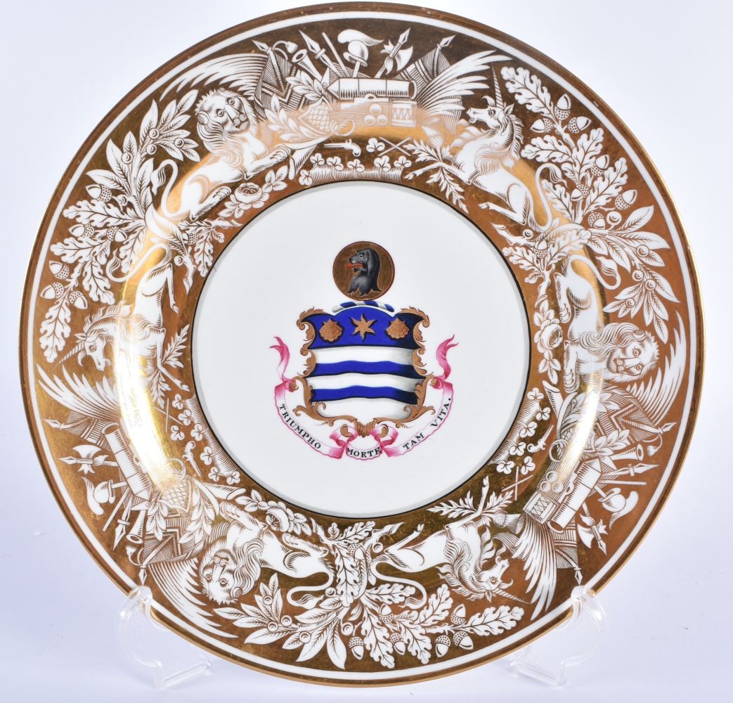 A FINE EARLY 19TH CENTURY CHAMBERLAINS WORCESTER ARMORIAL PLATE painted with a central dog crest, un (1 of 4)