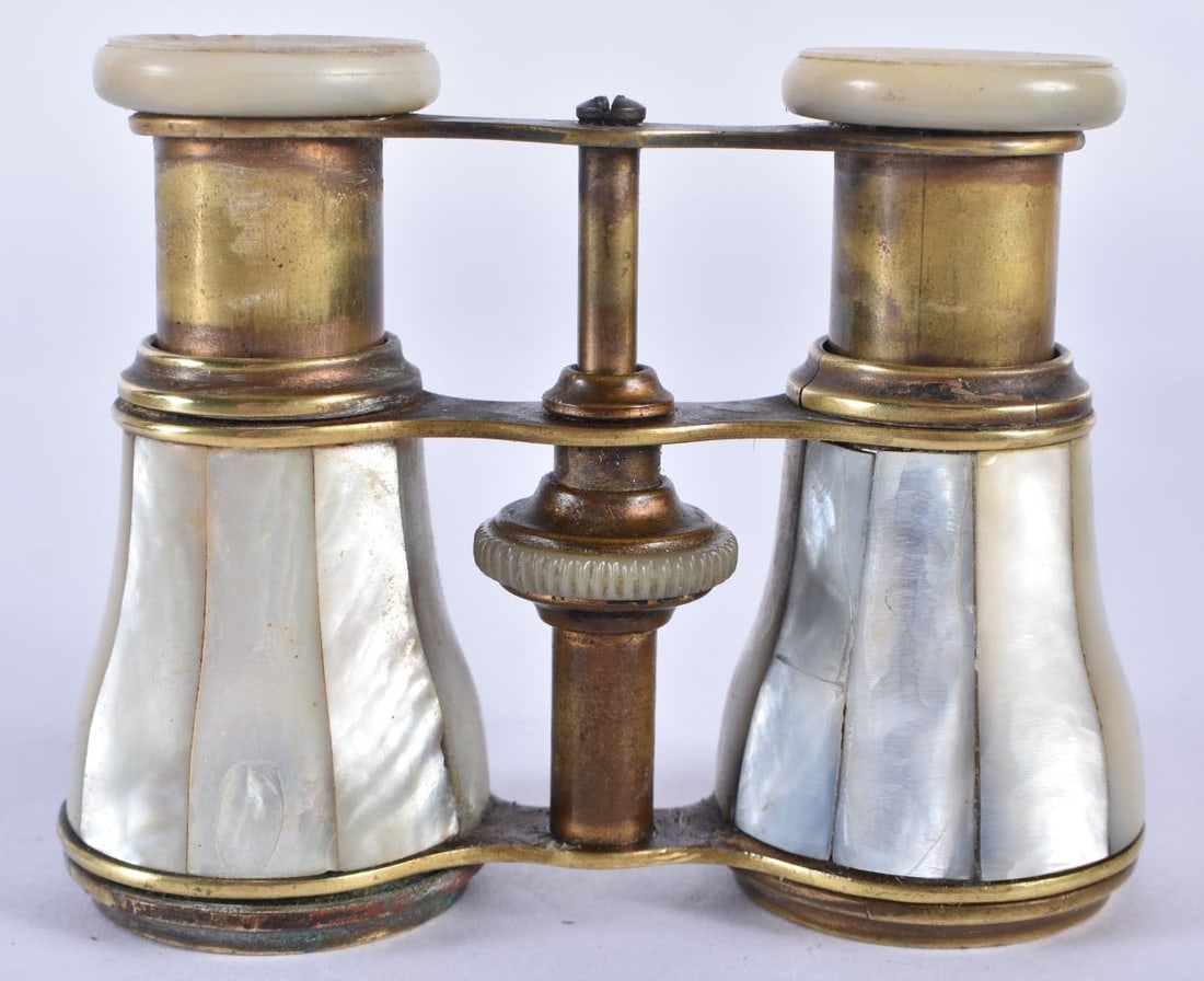 A PAIR OF MOTHER OF PEARL OPERA GLASSES. 9 cm x 8 cm.: A PAIR OF MOTHER OF PEARL OPERA GLASSES. 9 cm x 8 cm.
