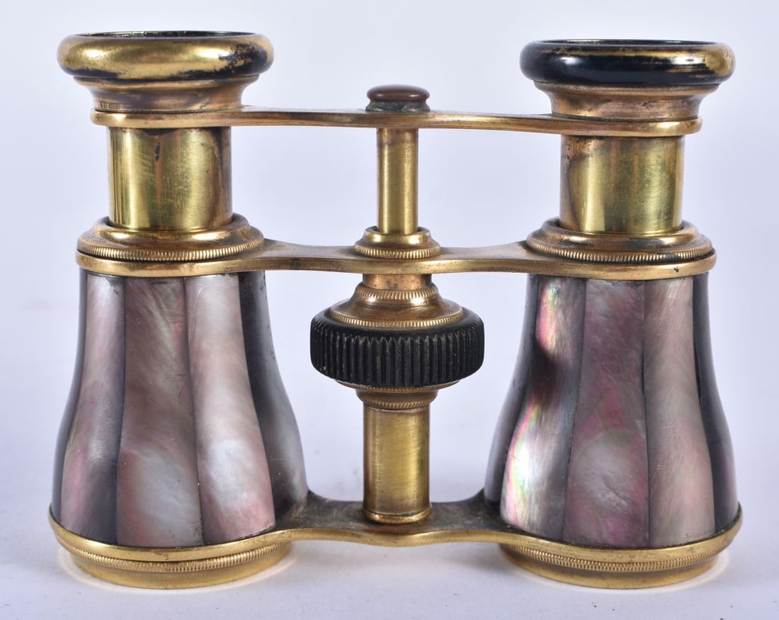 A PAIR OF MOTHER OF PEARL OPERA GLASSES. 9 cm x 8 cm. (1 of 5)