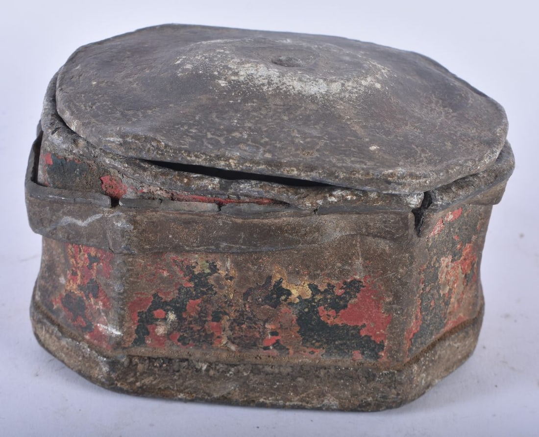 A GEORGE III PAINTED LEAD TOBACCO BOX AND COVER. 14 cm x 10 cm.: A GEORGE III PAINTED LEAD TOBACCO BOX AND COVER. 14 cm x 10 cm.