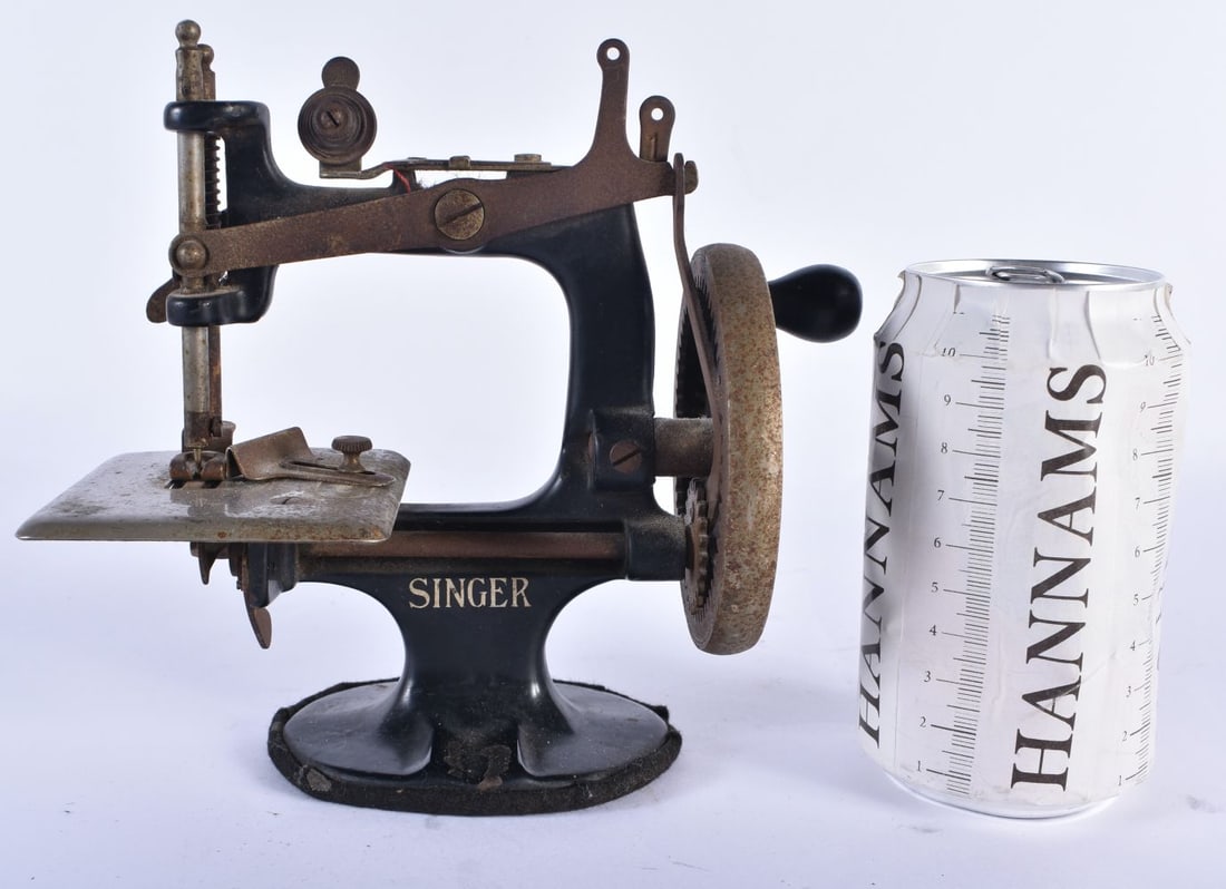 AN UNUSUAL MINIATURE SINGER SEWING MACHINE. 17 cm x 15 cm. (1 of 5)
