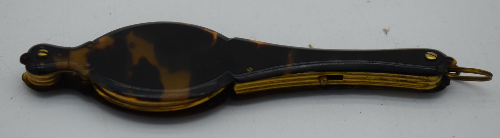 A PAIR OF ANTIQUE TORTOISESHELL AND YELLOW METAL LORGNETTES. 28 grams. 12 cm x 11cm extended. (1 of 4)