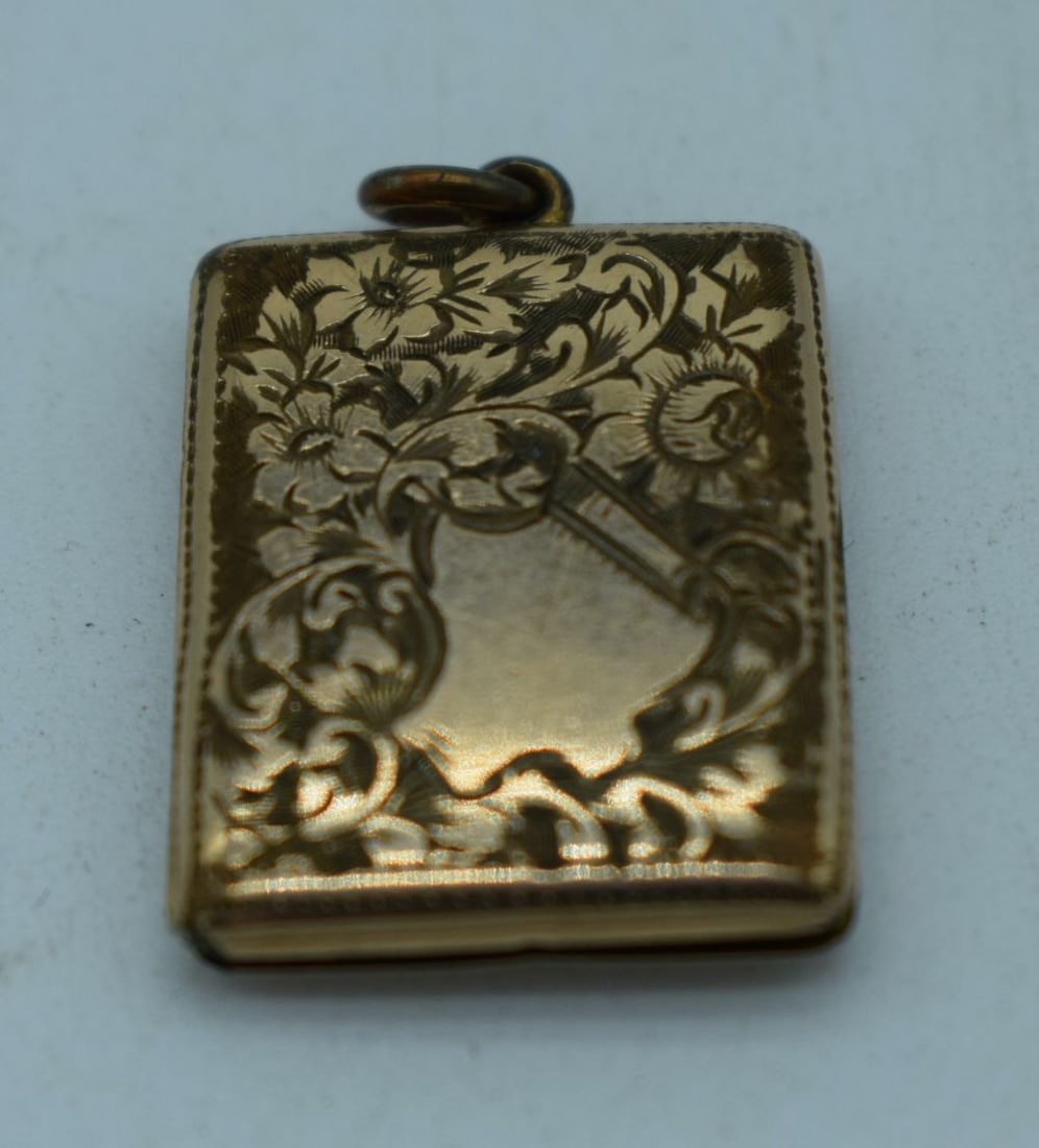 AN ANTIQUE YELLOW METAL PENDANT. 11 grams. 2.75 cm x 2.25cm. (1 of 3)