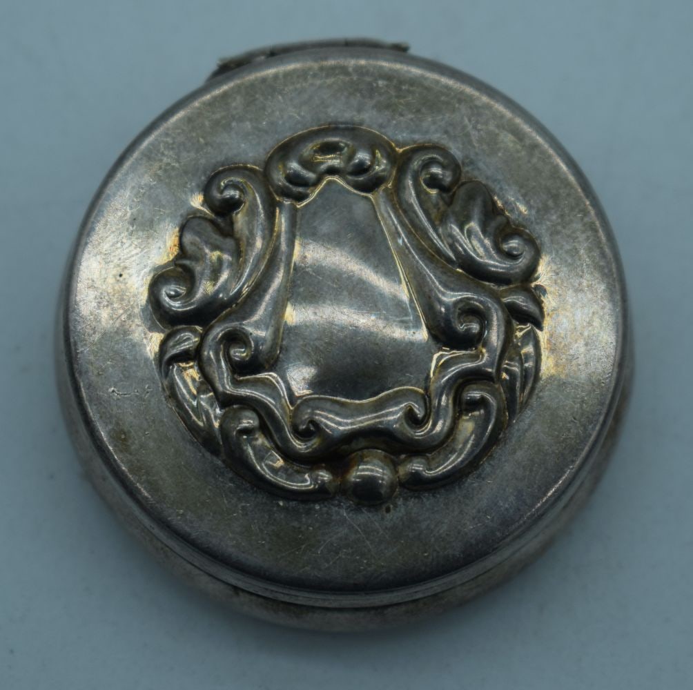 A SILVER BOX. Sheffield 1996.  25 grams. 4.5 cm diameter. (1 of 3)