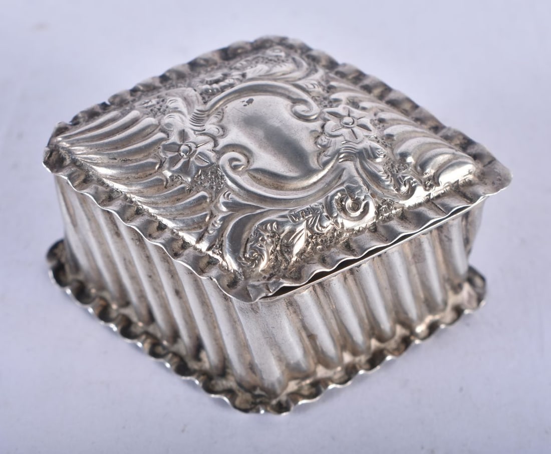 A Victorian Silver Pill Box with Gilt Interior by William Francis Garrud,  Hallmarked London 1892. (1 of 4)