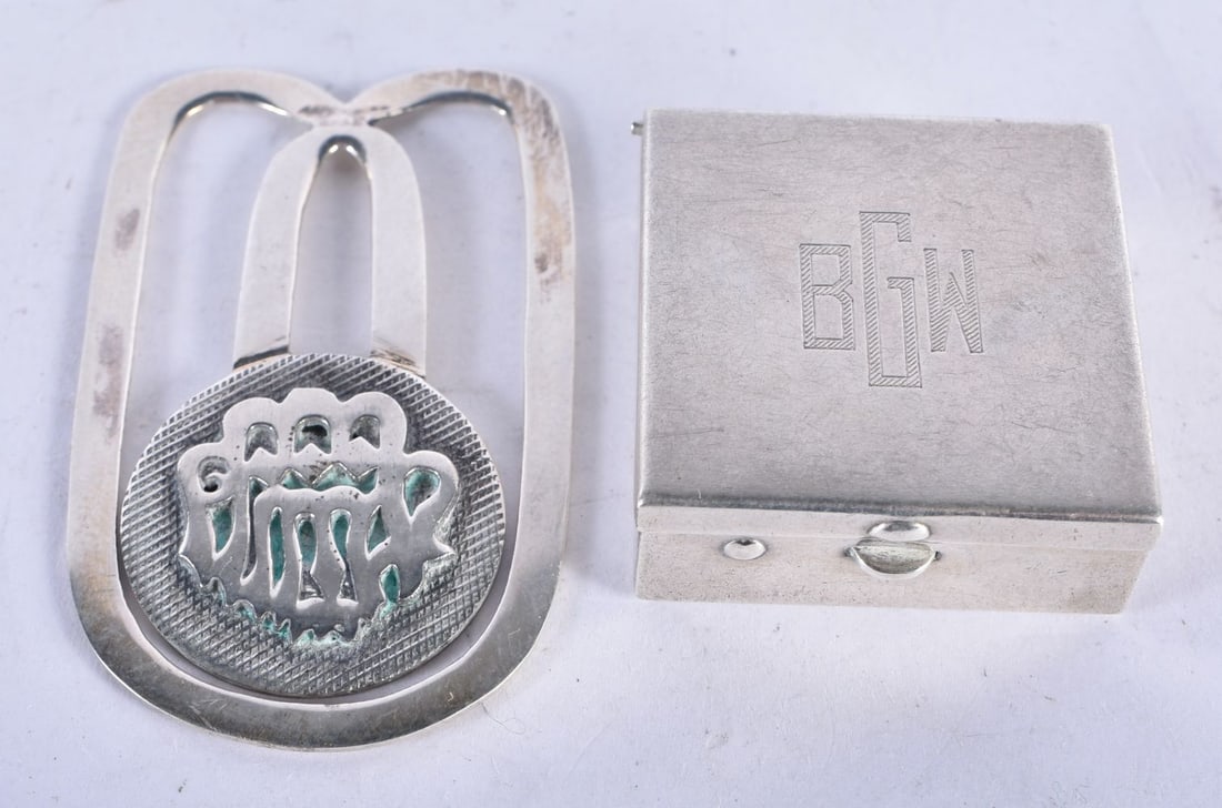 A Silver Money Clip together with a White Metal Pill Box. Clip stamped 925, Clip 5.5 cm x 3.3 cm, w: A Silver Money Clip together with a White Metal Pill Box. Clip stamped 925, Clip 5.5 cm x 3.3 cm, weight of clip 13.9g (2)