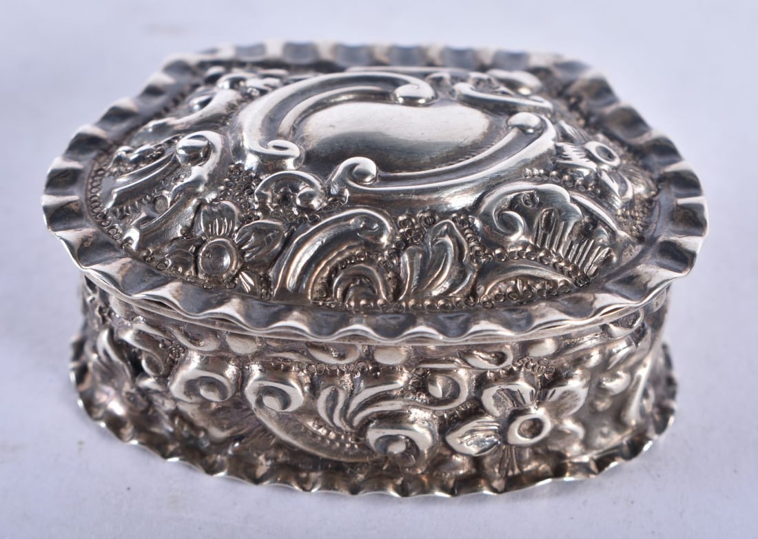 A Victorian Silver Shell Shaped Embossed Silver Pill Box. Hallmarked Birmingham 1897. 4.4cm x 3.3: A Victorian Silver Shell Shaped Embossed Silver Pill Box. Hallmarked Birmingham 1897. 4.4cm x 3.3 cm x 1.8 cm, weight 17.7g