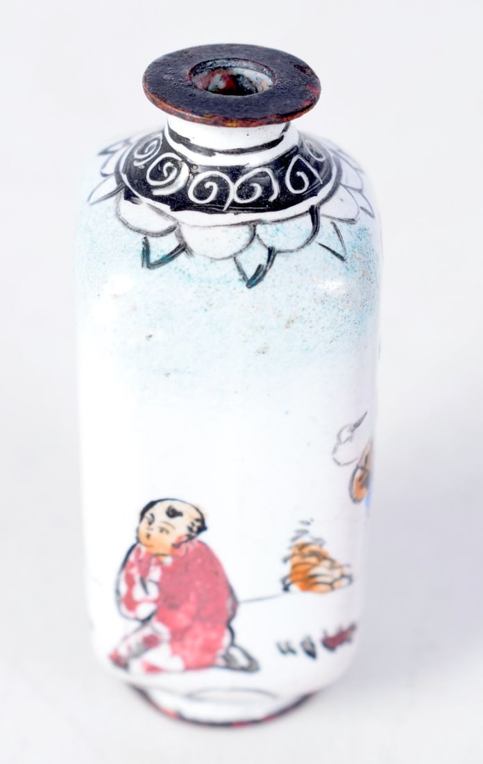 A Chinese Republican Period Canton Enamel Snuff Bottle,  5.6 cm x 2.4cm (1 of 3)