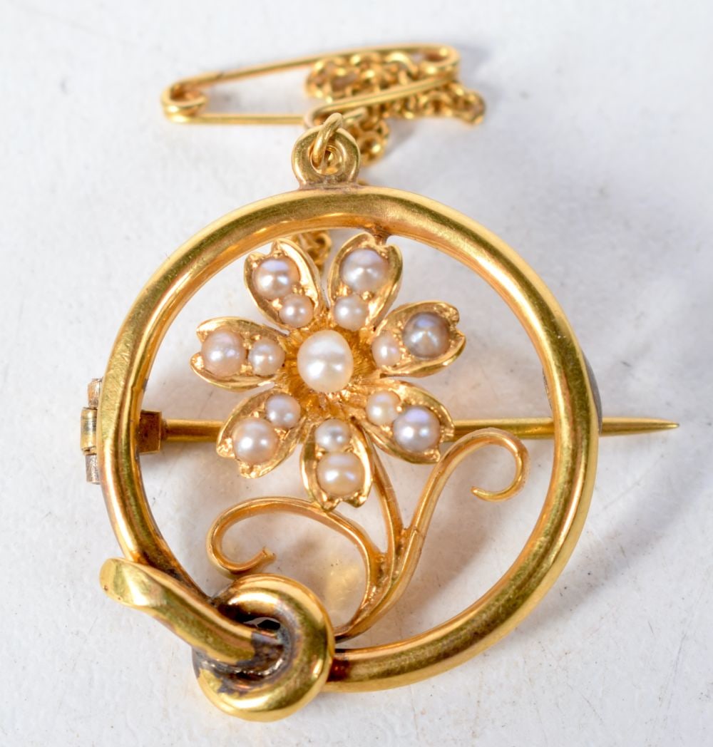 A 15 Carat Gold Flower Brooch set with Pearls with Safety Chain.  Stamped 15 CT.  2.1cm diameter, we (1 of 2)