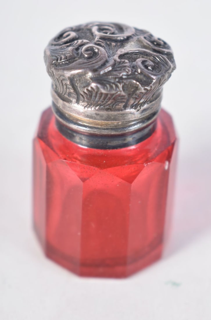 An Edwardian Cranberry Glass Scent Bottle with Silver Top. Hallmarked Birmingham 1903. 4.1cm x 2.5: An Edwardian Cranberry Glass Scent Bottle with Silver Top. Hallmarked Birmingham 1903. 4.1cm x 2.5 cm, weight 28g