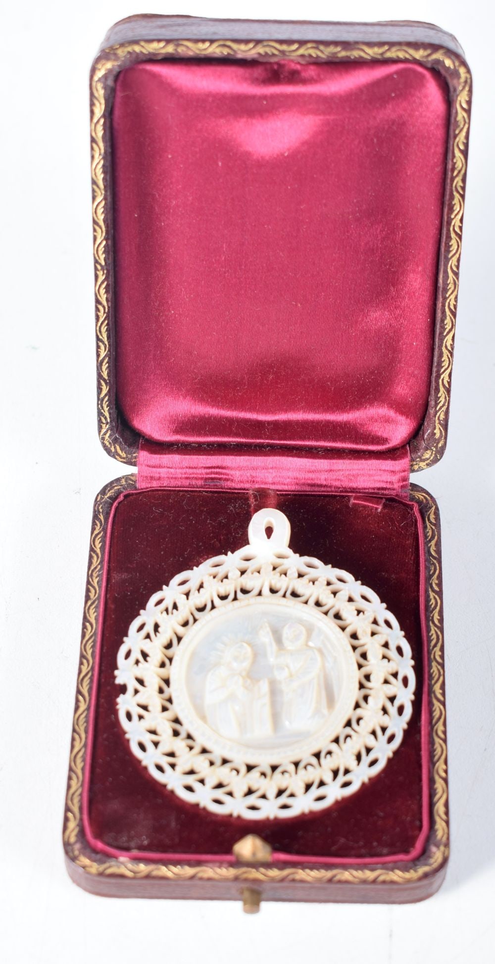 A Mother of Pearl Pierced Pendant depicting a Religious Scene in a fitted case. 5 cm diameter: A Mother of Pearl Pierced Pendant depicting a Religious Scene in a fitted case. 5 cm diameter
