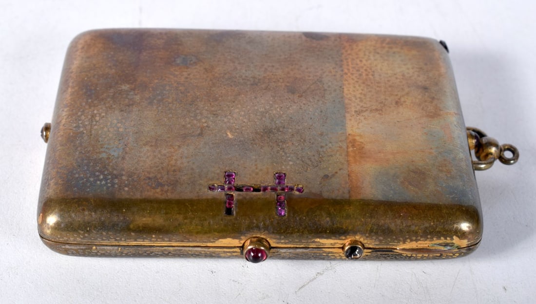 An 18 Carat Gold Filled Compact with Jewelled Decoration. 8.7cm x 6.4cm x 1.6 cm, weight 170.3g: An 18 Carat Gold Filled Compact with Jewelled Decoration. 8.7cm x 6.4cm x 1.6 cm, weight 170.3g