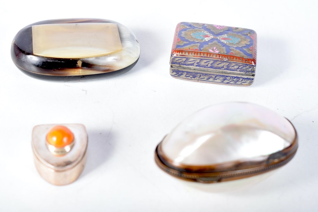 Four Snuff / Pill Boxes of varying designs. Largest 6.3 cm x 1.8 cm x 1.8 cm (4): Four Snuff / Pill Boxes of varying designs. Largest 6.3 cm x 1.8 cm x 1.8 cm (4)