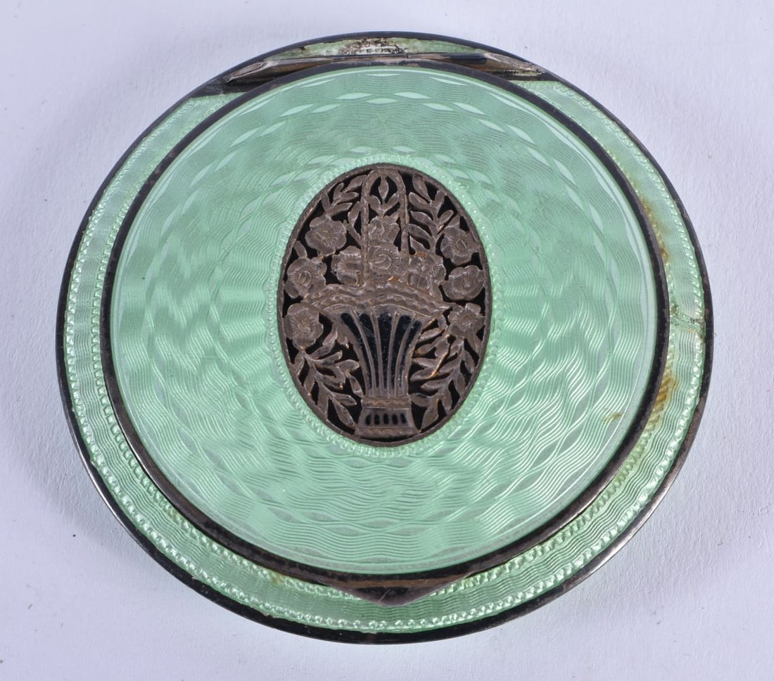 AN ART DECO SILVER AND ENAMEL COMPACT. 87 grams. 7 cm diameter.: AN ART DECO SILVER AND ENAMEL COMPACT. 87 grams. 7 cm diameter.