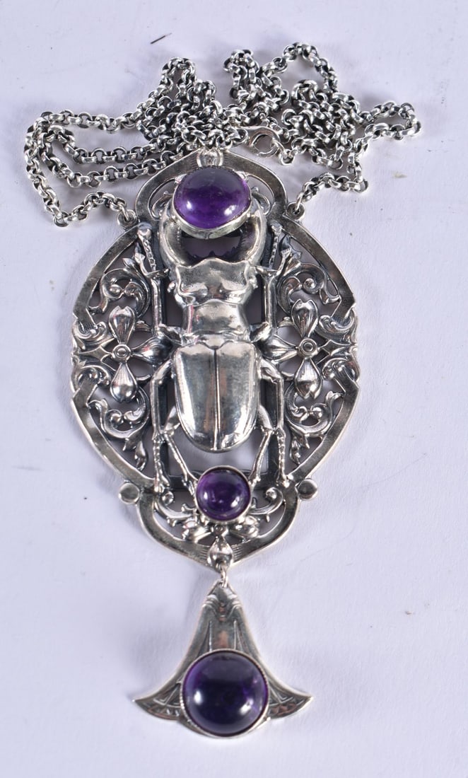 A SILVER SCARAB BEETLE NECKLACE. 49.3 grams. Chain 41 cm long, pendant 6.5 cm x 4.5 cm.: A SILVER SCARAB BEETLE NECKLACE. 49.3 grams. Chain 41 cm long, pendant 6.5 cm x 4.5 cm.