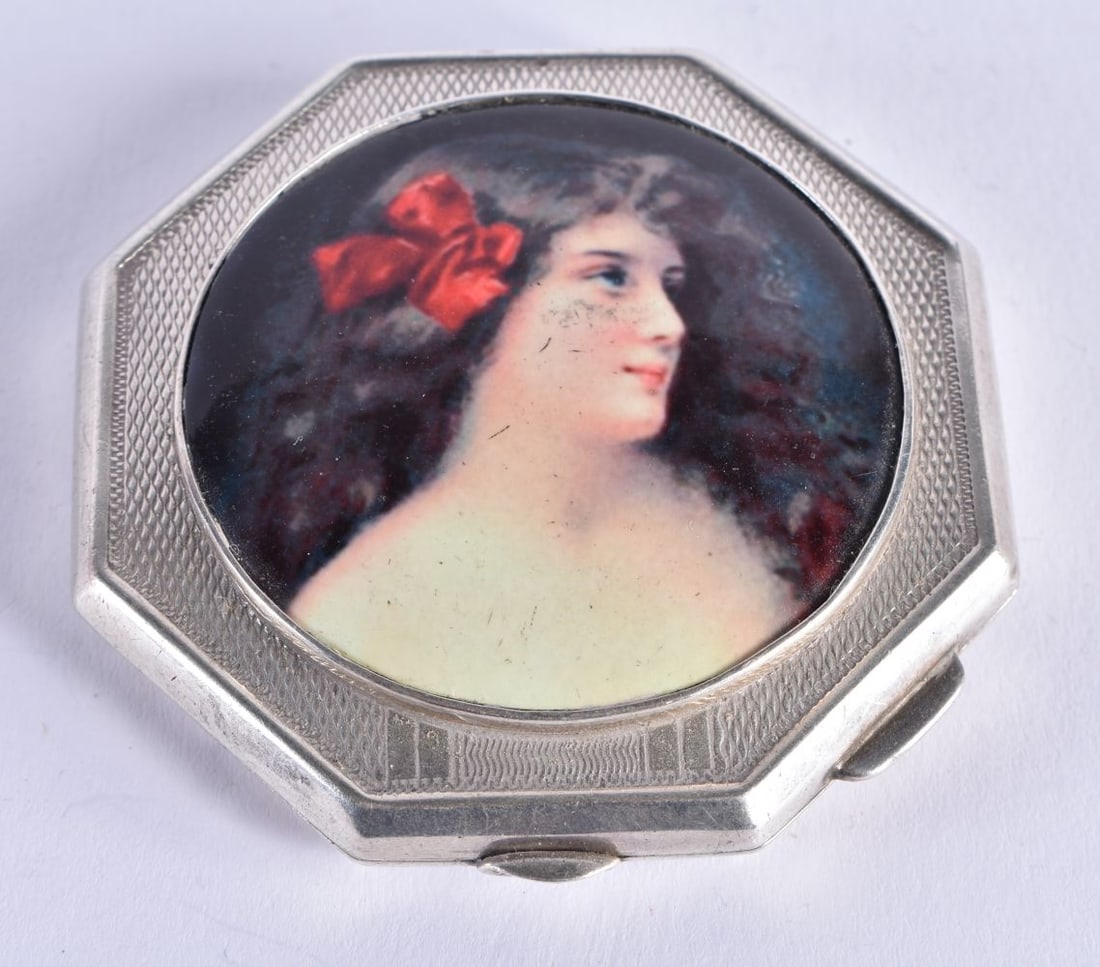 A SILVER COMPACT. 70.6 grams. Birmingham 1947. 6.5 cm x 1.5 cm.: A SILVER COMPACT. 70.6 grams. Birmingham 1947. 6.5 cm x 1.5 cm.
