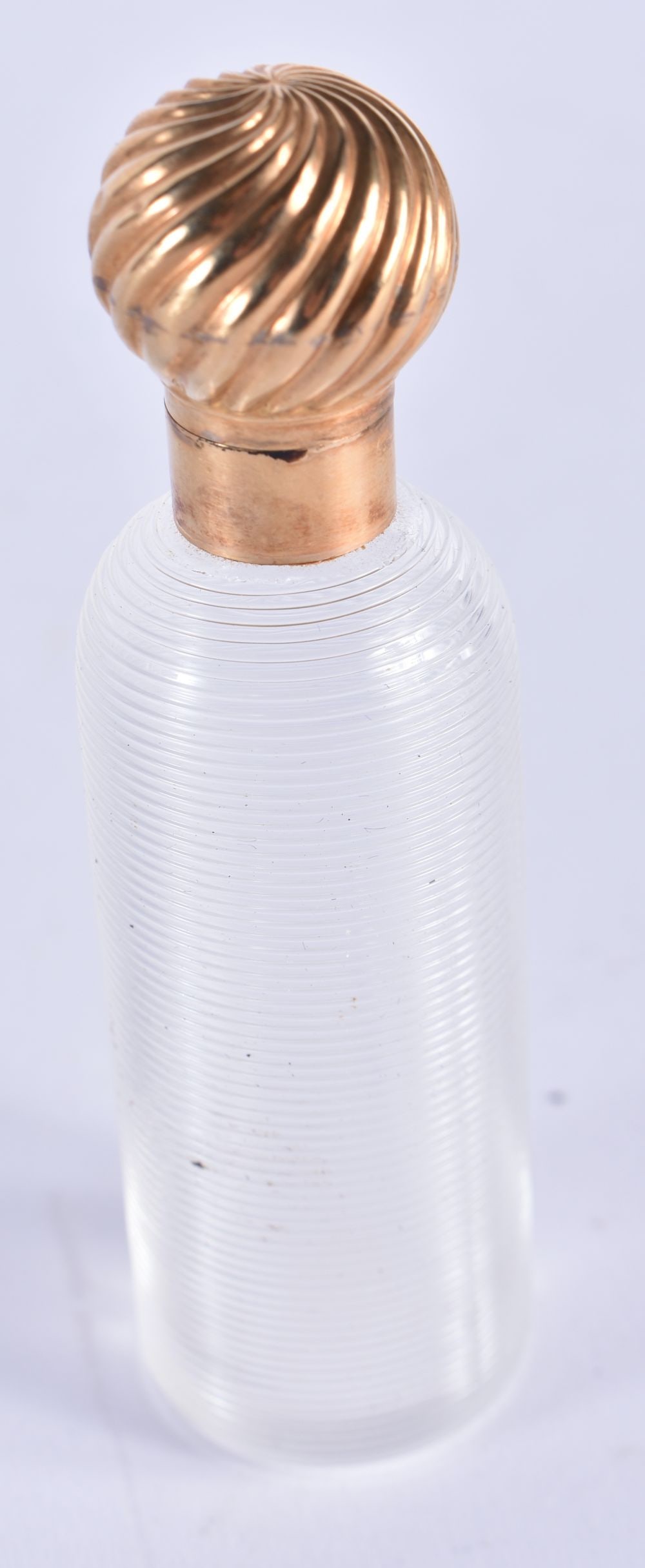 AN ANTIQUE 18CT GOLD AND GLASS SCENT BOTTLE. 32.2 grams. 9 cm x 2.5 cm.: AN ANTIQUE 18CT GOLD AND GLASS SCENT BOTTLE. 32.2 grams. 9 cm x 2.5 cm.