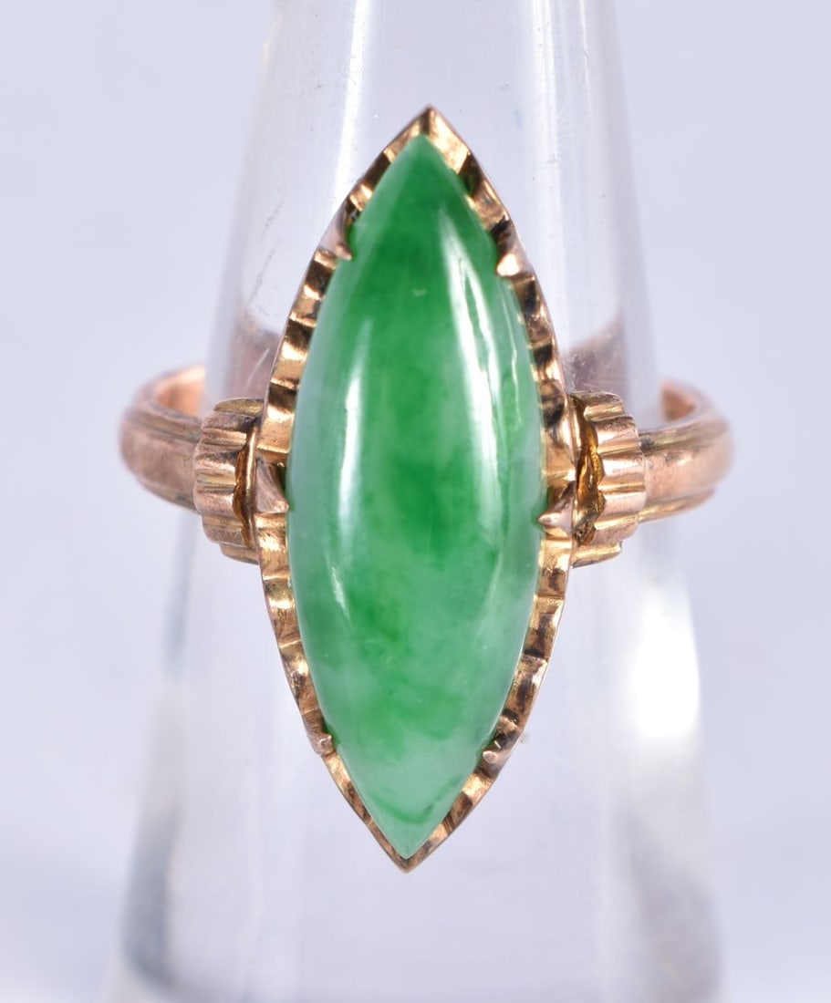 A CHINESE 14CT GOLD AND JADE RING. L. 4 grams. (1 of 3)