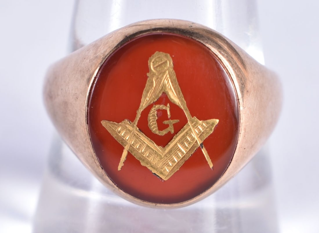 AN 18CT GOLD AND ENAMEL MASONIC RING. 6.3 grams. Q. (1 of 4)