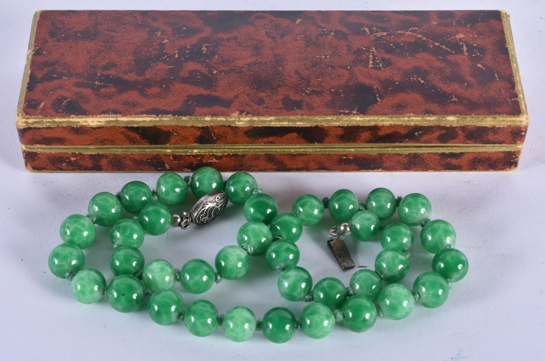 AN EARLY 20TH CENTURY CHINESE SILVER MOUNTED JADEITE NECKLACE Late Qing/Republic. 40 cm long. (1 of 3)