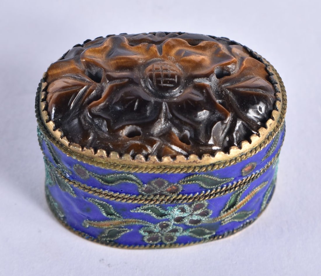 A CHINESE REPUBLICAN PERIOD TIGERS EYE AND ENAMEL BOX. 33 grams. 4 cm x 3 cm.: A CHINESE REPUBLICAN PERIOD TIGERS EYE AND ENAMEL BOX. 33 grams. 4 cm x 3 cm.