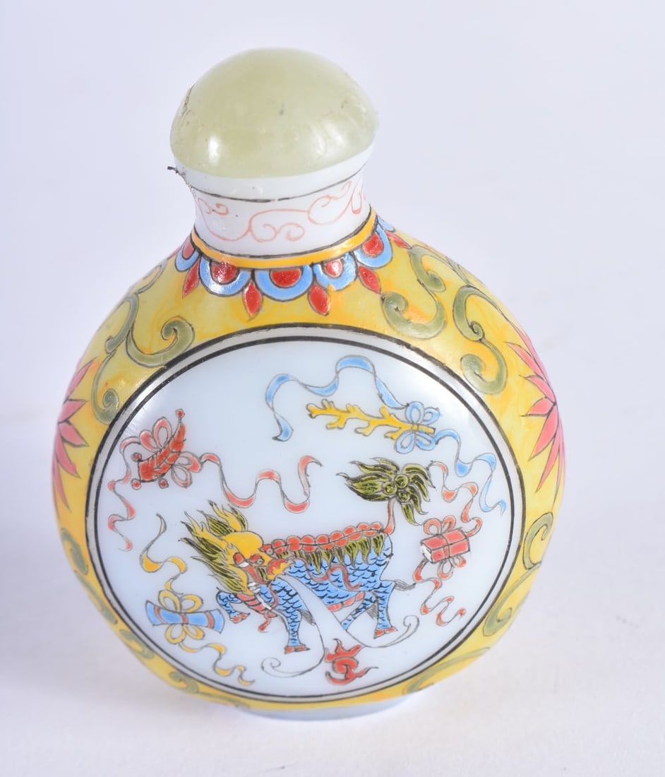 A CHINESE ENAMELLED PEKING GLASS SNUFF BOTTLE AND STOPPER 20th Century. 109 grams. 7.5 cm x 5.5 cm.: A CHINESE ENAMELLED PEKING GLASS SNUFF BOTTLE AND STOPPER 20th Century. 109 grams. 7.5 cm x 5.5 cm.