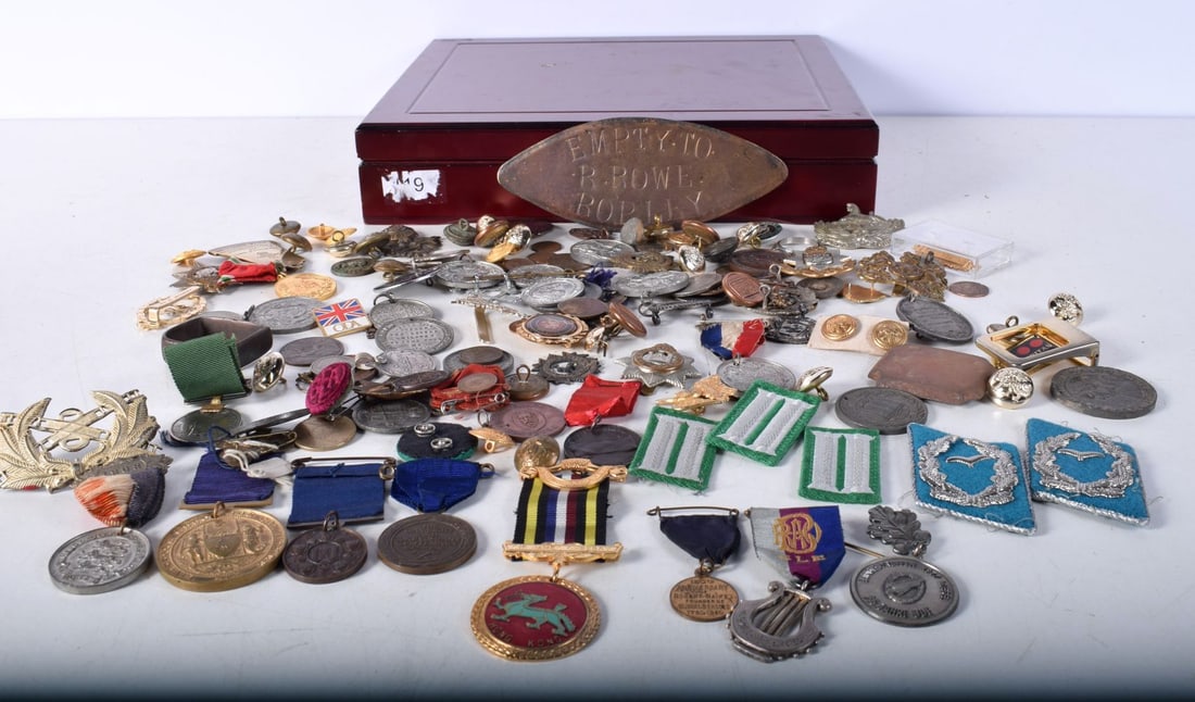 A miscellaneous collection of Military badges,Medallions, plaques,coins etc (Qty). (1 of 5)