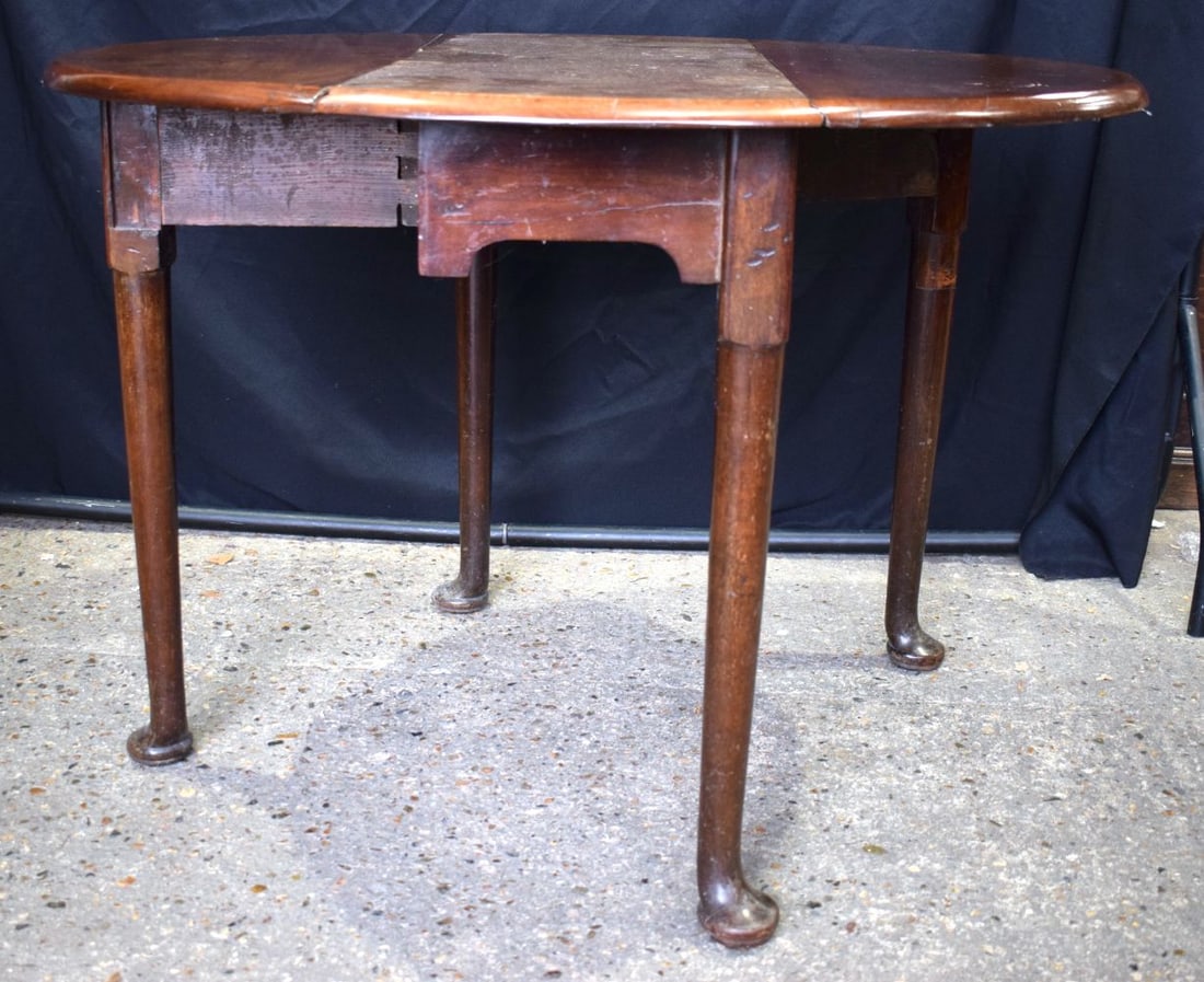 A 19th Century Gate leg table 32 x 94 x 103 cm. (1 of 5)