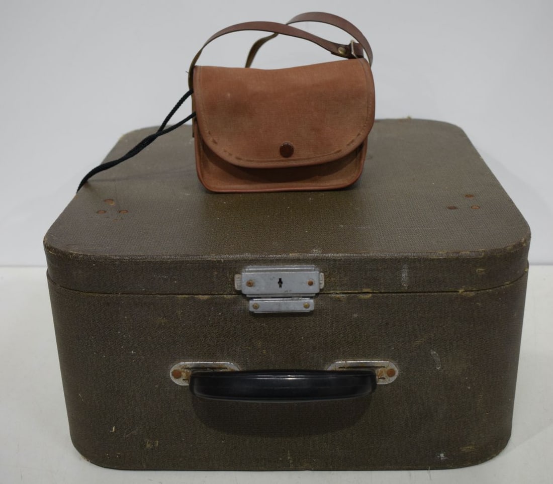 A cased Vintage Remington Miracle Tab Portable typewriter together with a Kodak Brownie 127 Camera ( (1 of 5)