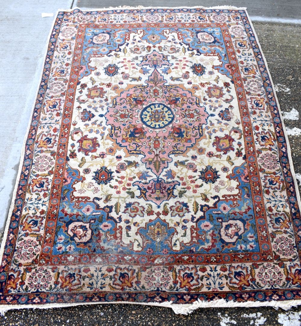 An early 20th Century North West Persian Tabriz rug 300 x 207cm: An early 20th Century North West Persian Tabriz rug 300 x 207cm