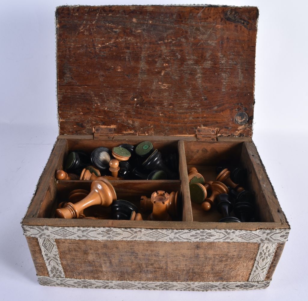 A LARGE ANTIQUE STAUNTON TYPE J JAQUES OF LONDON EBONY AND BOXWOOD CHESS SET (32 Pieces complete) co: A LARGE ANTIQUE STAUNTON TYPE J JAQUES OF LONDON EBONY AND BOXWOOD CHESS SET (32 Pieces complete) contained within an associated box, the drawer opening to reveal counters. Largest 8 cm high. (32)