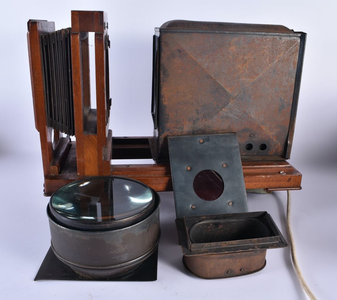 Antique Mahogany PROJECTOR w/ Original Bellows. 48 cm x 32 cm.: Antique Mahogany PROJECTOR w/ Original Bellows. 48 cm x 32 cm.