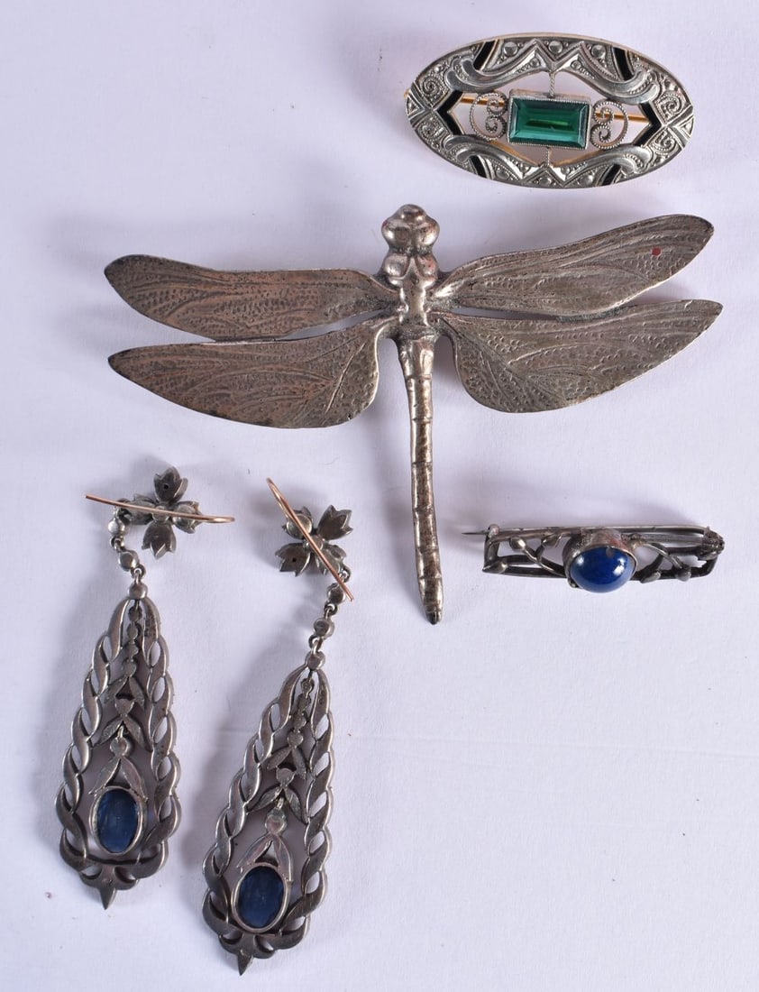 A LOVELY ANTIQUE STERLING SILVER DRAGONFLY BROOCH together with four other pieces of silver jeweller (1 of 7)
