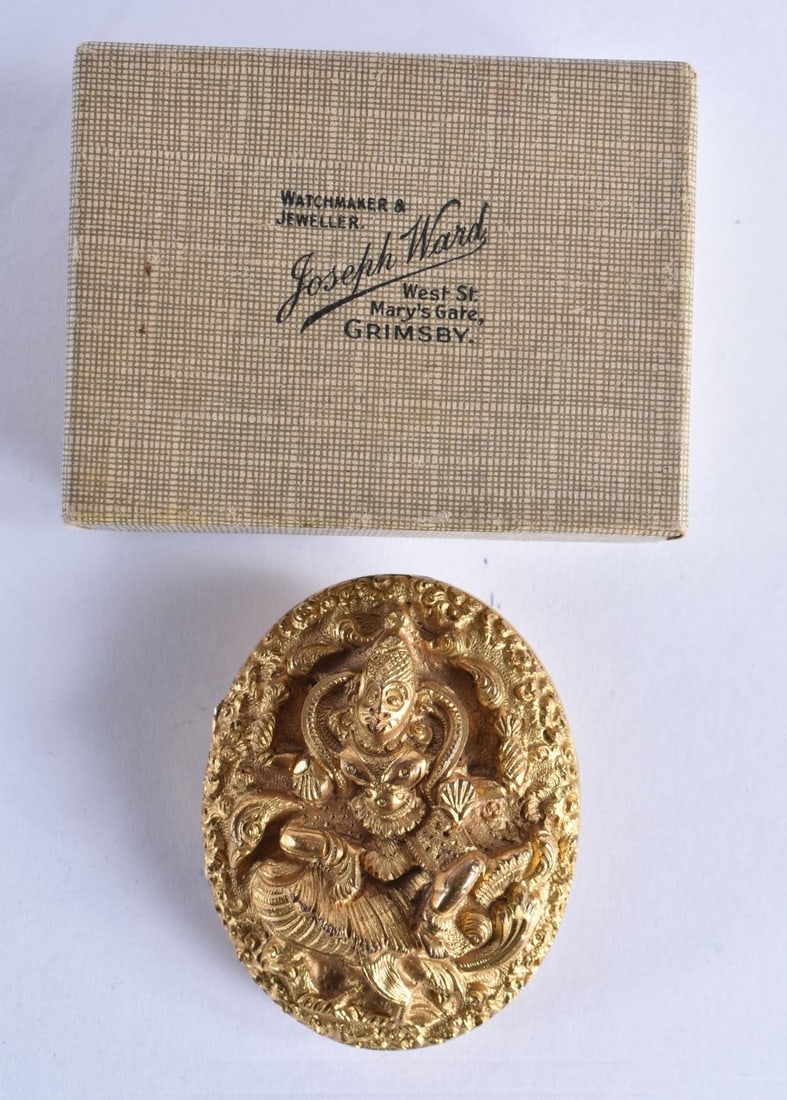 A Yellow Metal Locket Brooch (possibly Burmese Gold). 5cm x 4cm x 1.8cm, weight 15.4g.: A Yellow Metal Locket Brooch (possibly Burmese Gold). 5cm x 4cm x 1.8cm, weight 15.4g.