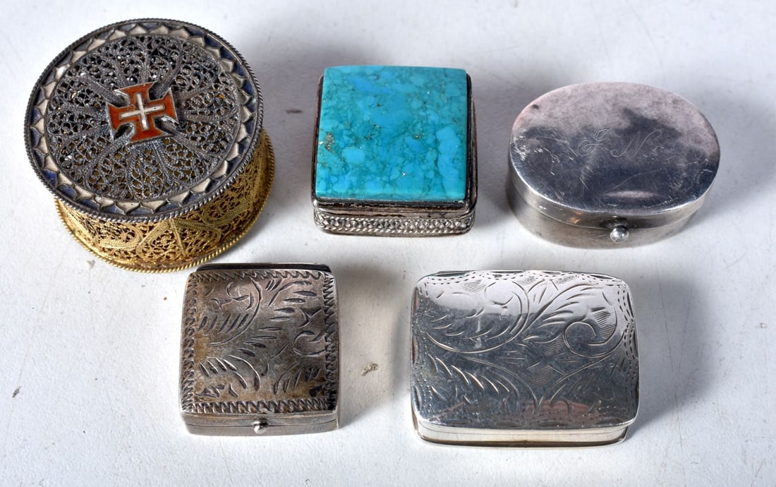 Four Silver Pill Boxes together with a Filigree Gilt Box, Stamped 800, 850 and 925, Largest 1.7 x: Four Silver Pill Boxes together with a Filigree Gilt Box, Stamped 800, 850 and 925, Largest 1.7 x 3.1cm, weight of silver 27g (5)