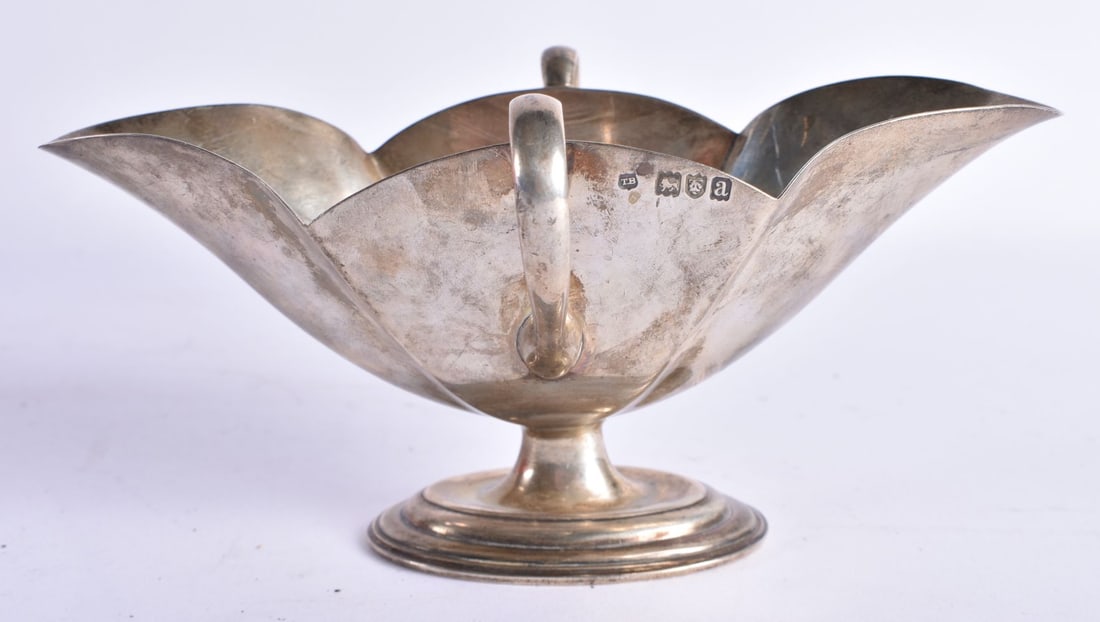 A LATE VICTORIAN SILVER SAUCEBOAT. London 1896. 194 grams. 18 cm x 12 cm. (1 of 6)