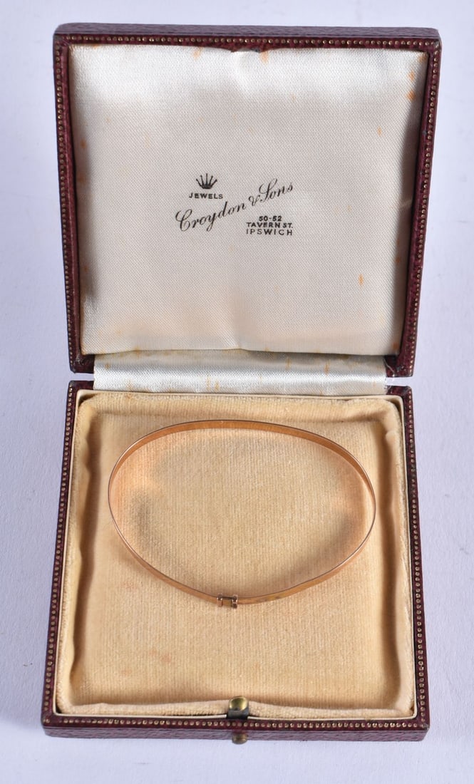 A 9CT GOLD BANGLE. 3.1 grams. 14 cm wide extended. (1 of 4)