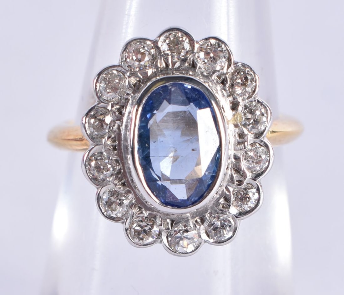 AN EDWARDIAN 18CT GOLD DIAMOND AND PALE SAPPHIRE RING. K. 4.6 grams. (1 of 4)