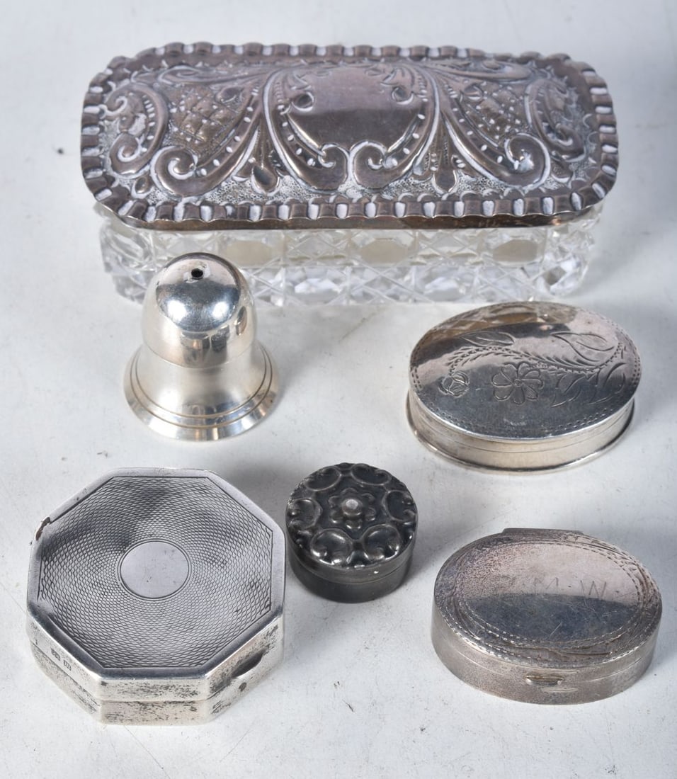 A Glass Trinket Box with Silver Lid together with 4 Silver Pill Boxes and a Silver Condiment. Vario: A Glass Trinket Box with Silver Lid together with 4 Silver Pill Boxes and a Silver Condiment. Various Marks. Trinket Box 9cm x 4cm x 3.6cm,total weight of silver 75g (6)