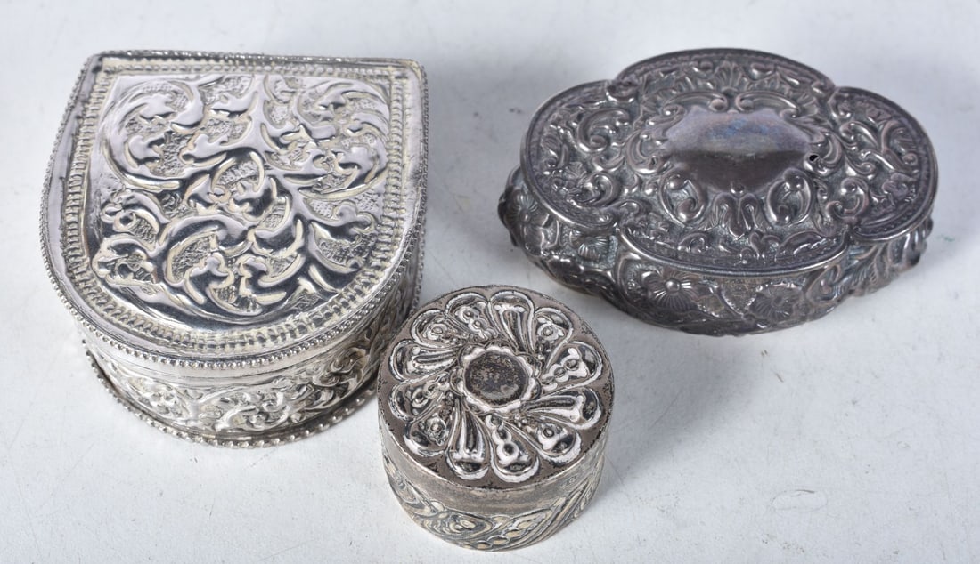 Three Embossed Victorian Silver Pill Boxes. Various Birmingham Hallmarks. Largest 5.5cm x 5.3cm x: Three Embossed Victorian Silver Pill Boxes. Various Birmingham Hallmarks. Largest 5.5cm x 5.3cm x 2.5cm, total weight 83g (3)