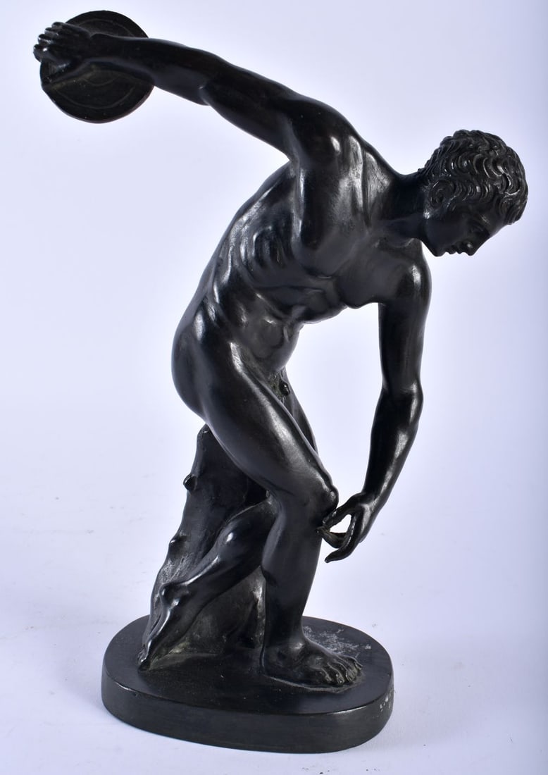 A 19TH CENTURY ITALIAN BRONZE GRAND TOUR FIGURE OF A DISCUS THROWER. 24 cm x 14 cm. (1 of 5)
