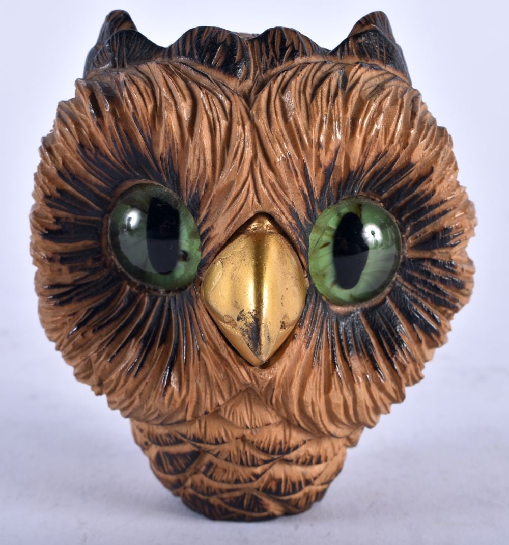 AN EARLY 20TH CENTURY BAVARIAN BLACK FOREST GLASS EYED TREEN WOOD CANE HANDLE formed as an owl. 8 cm: AN EARLY 20TH CENTURY BAVARIAN BLACK FOREST GLASS EYED TREEN WOOD CANE HANDLE formed as an owl. 8 cm x 5.5 cm.