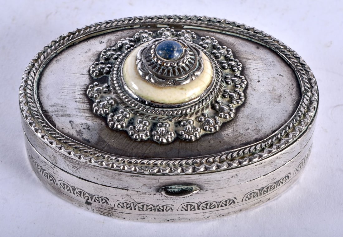 AN ANTIQUE ISLAMIC MIDDLE EASTERN WHITE METAL BONE AND LAPIS LAZULI BOX AND COVER. 156 grams. 8.75 c: AN ANTIQUE ISLAMIC MIDDLE EASTERN WHITE METAL BONE AND LAPIS LAZULI BOX AND COVER. 156 grams. 8.75 cm x 6.25cm.