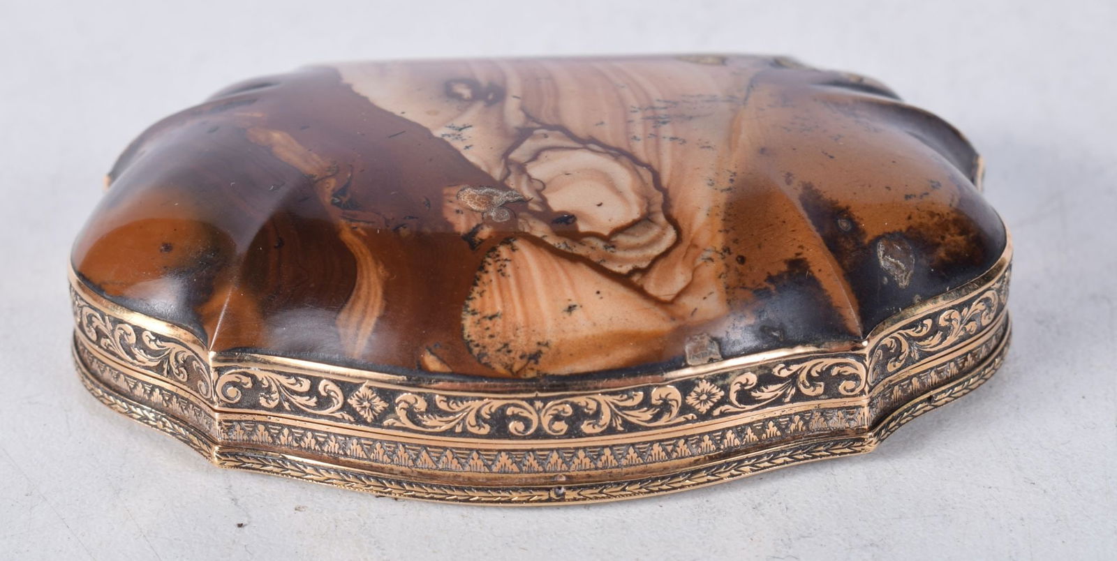 A FINE LATE 18TH CENTURY GOLD MOUNTED AGATE SNUFF BOX decorated all over with a floral banding. 61.6 (1 of 4)