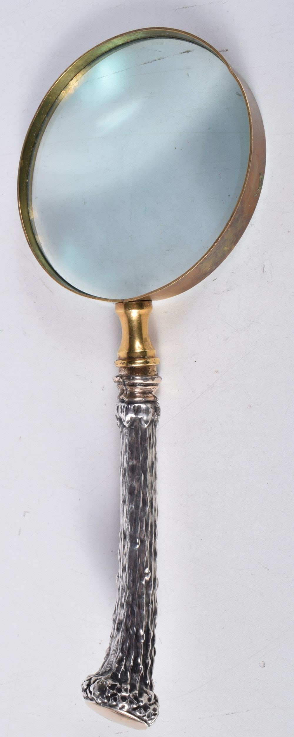AN ANTIQUE CONTINENTAL SILVER HANDLED MAGNIFYING GLASS. 306 grams overall. 25.5 cm x 10 cm. (1 of 3)