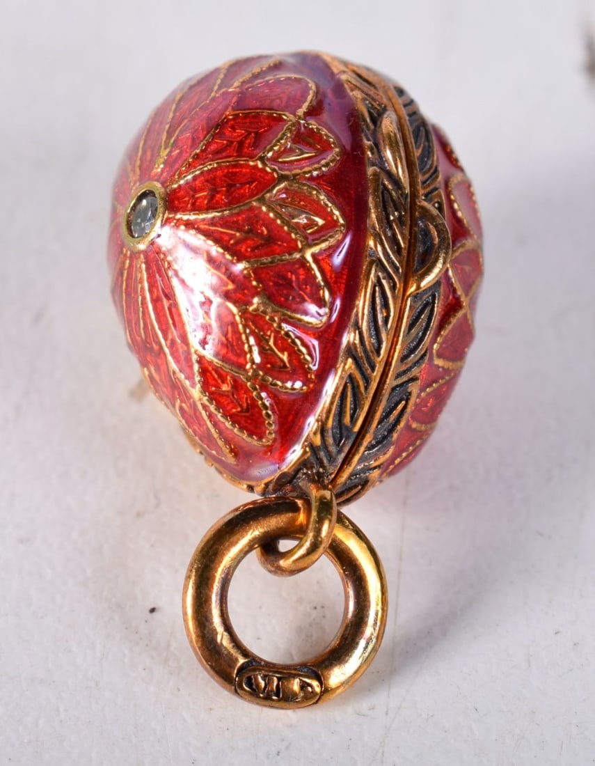 A CONTINENTAL SILVER GILT AND ENAMEL EGG PENDANT. 9.7 grams. 2 cm x 1.5 cm.: A CONTINENTAL SILVER GILT AND ENAMEL EGG PENDANT. 9.7 grams. 2 cm x 1.5 cm.